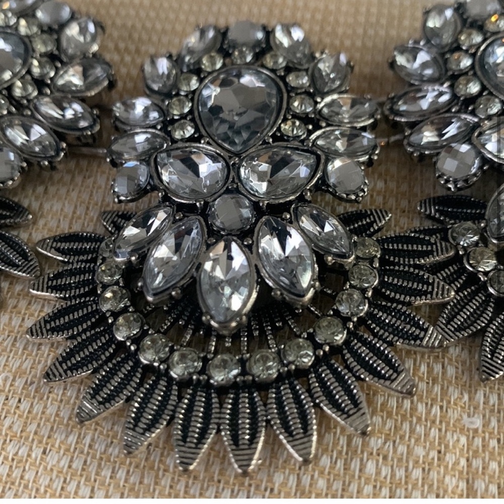Elegant Faux Silver Statement Necklace - Picture 4 of 4